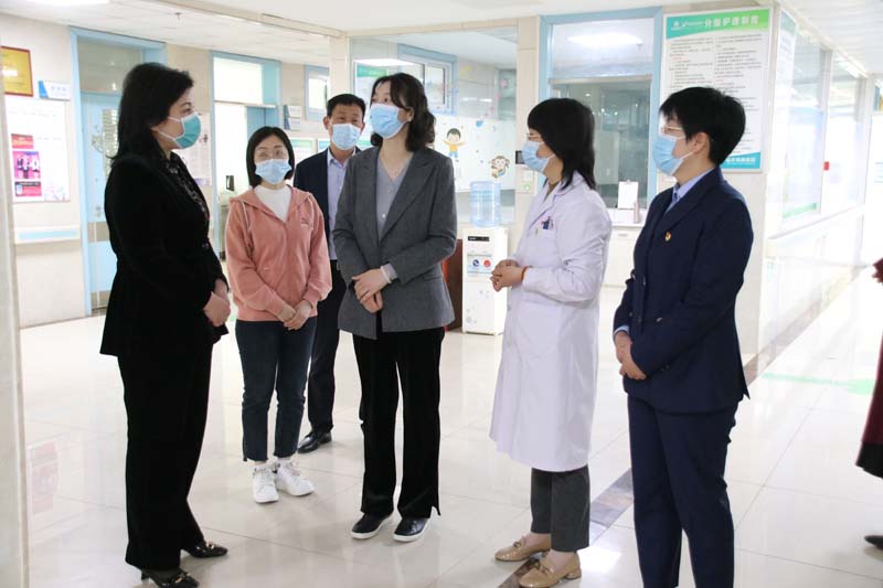 2023年3月31日，臨沂高新區(qū)黨工委委員魏克慧（右三）一行蒞臨兒童早期發(fā)展部看望慰問孤獨(dú)癥兒童家屬和醫(yī)護(hù)人員.jpg