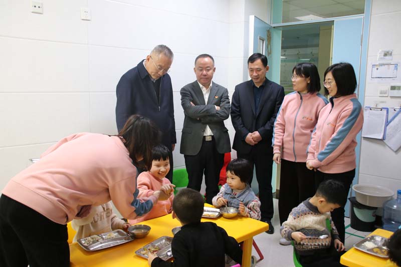 2023年4月6日，高新區(qū)管委會四級調(diào)研員尤偉生（左一）在高新區(qū)民政衛(wèi)生工作辦公室主任聶振興（左三)陪同下蒞臨兒童早期發(fā)展部看望指導工作.jpg