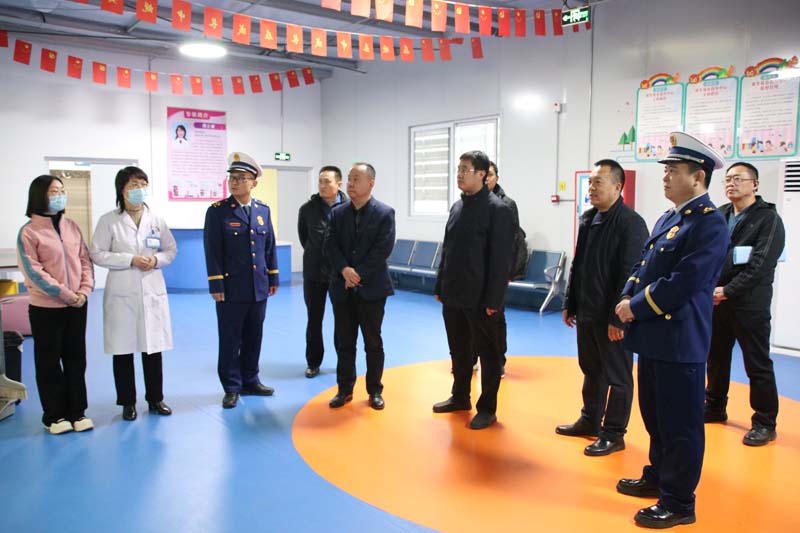2024年1月31日下午，臨沂高新區(qū)黨工委委員、管委會副主任馬騰飛（右四），應(yīng)急局黨組書記、局長吳蘭廣（左四），消防大隊政治教導(dǎo)員高以磊（左三）一行蒞臨兒童早期發(fā)展部指導(dǎo)工作.jpg