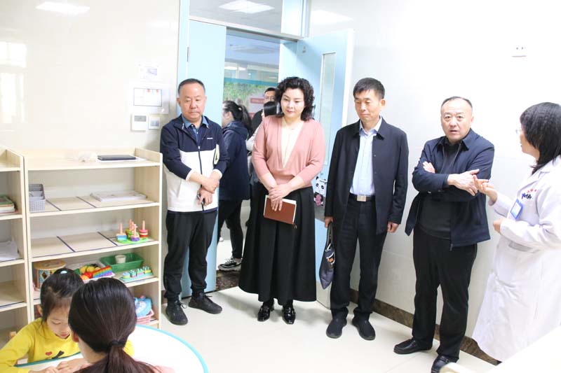 2024年4月23日，省紀(jì)委監(jiān)委派駐莒南縣洙邊鎮(zhèn)第一書記、省紀(jì)委監(jiān)委駐省工業(yè)和信息化廳紀(jì)檢監(jiān)察組副組長、一級調(diào)研員孫寬亮（右三），莒南縣洙邊鎮(zhèn)衛(wèi)生院院長羅永桂（右二）等一行蒞臨兒童早期發(fā)展部參觀指導(dǎo)工作.jpg