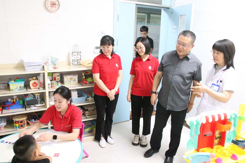 2024年6月14日，山東省衛(wèi)生經(jīng)濟(jì)協(xié)會會長，山東省醫(yī)學(xué)會副會長，山東省衛(wèi)生健康委員會二級巡視員、醫(yī)療管理服務(wù)中心原黨委書記、主任王愛杰（右二）蒞臨兒童早期發(fā)展部參觀指導(dǎo)工作.jpg